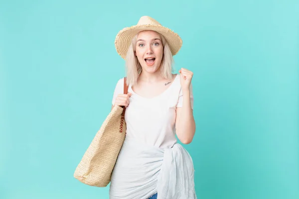 Bionda Bella Donna Sentirsi Scioccato Ridendo Celebrando Successo Concetto Estivo — Foto Stock