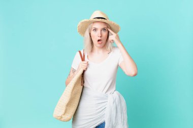 Sarışın, güzel bir kadın şaşırmış görünüyor, yeni bir düşünce, fikir ya da konsept fark ediyor. yaz konsepti