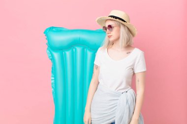 Sarışın, güzel bir kadın üzgün, üzgün ya da kızgın ve yana bakıyor. yaz konsepti