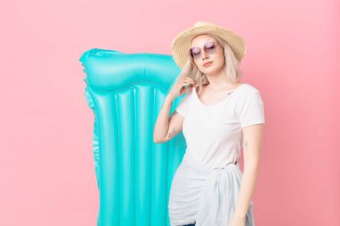 Sarışın, güzel bir kadın kibirli, başarılı, pozitif ve gururlu görünüyor. yaz konsepti