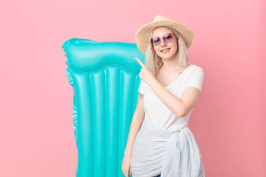 Sarışın, güzel bir kadın heyecanlı ve şaşırmış görünüyor. yaz konsepti