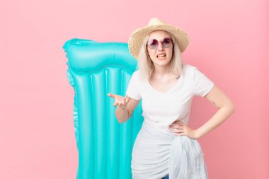 Sarışın, güzel bir kadın sinirli, sinirli ve sinirli görünüyor. yaz konsepti