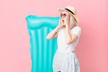 sarışın güzel kadın mutlu, heyecanlı ve şaşırmış hissediyor. yaz konsepti