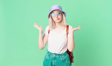 Sarışın, güzel bir kadın şaşkın, şaşkın ve şüpheci hissediyor. yaz konsepti