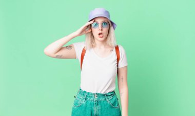 Sarışın, güzel bir kadın mutlu, şaşkın ve şaşırmış görünüyor. yaz konsepti