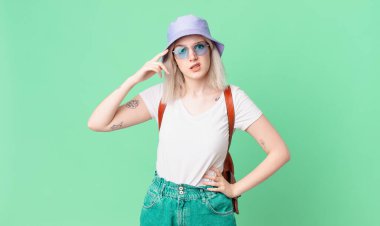 Sarışın, güzel bir kadın. Kafası karışık ve şaşkın. Deli olduğunu gösteriyor. yaz konsepti