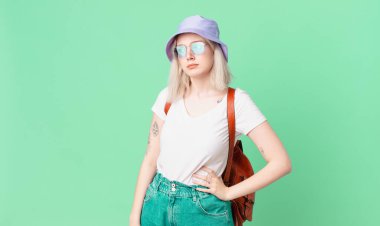 Sarışın, güzel bir kadın üzgün, üzgün ya da kızgın ve yana bakıyor. yaz konsepti