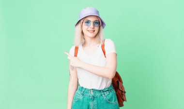 Sarışın, güzel bir kadın heyecanlı ve şaşırmış görünüyor. yaz konsepti