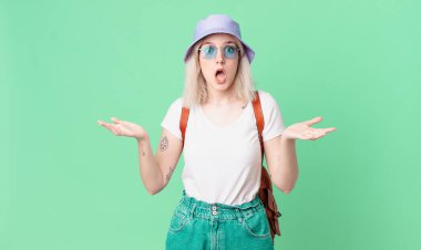 Sarışın, güzel bir kadın inanılmaz bir sürprizle şaşkına dönmüş ve hayrete düşmüştü. yaz konsepti