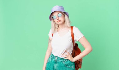 Sarışın, güzel bir kadın üzgün ve mızmızlanıyor. Mutsuz bir bakışı var ve ağlıyor. yaz konsepti