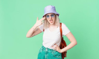 Sarışın, güzel, mutsuz ve stresli bir kadın. İntihar işareti yapıyor. yaz konsepti