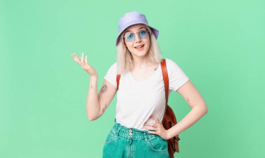 Sarışın, güzel bir kadın kendini mutlu hissediyor. Bir çözüm ya da fikir bulduğuna şaşırıyor. yaz konsepti