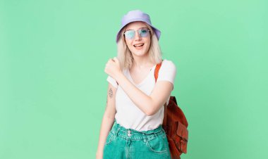 Sarışın, güzel bir kadın kendini mutlu hissediyor ve bir meydan okumayla yüzleşiyor ya da kutluyor. yaz konsepti