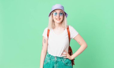 Güzel sarışın kadın mutlu ve hoş bir şekilde şaşırmış görünüyor. yaz konsepti