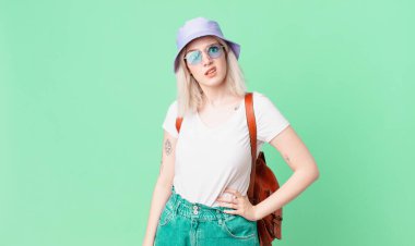 sarışın güzel kadın şaşkın ve şaşkın hissediyor. yaz konsepti