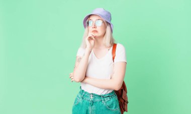 Sarışın, düşünceli, kuşkulu ve kafası karışık bir kadın. yaz konsepti