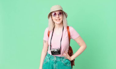 Güzel sarışın kadın mutlu ve hoş bir şekilde şaşırmış görünüyor. yaz konsepti