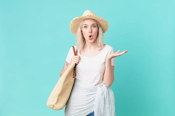 ブロンドの女性は驚きショックを受け驚くほど驚きました 夏のコンセプト — ストック写真