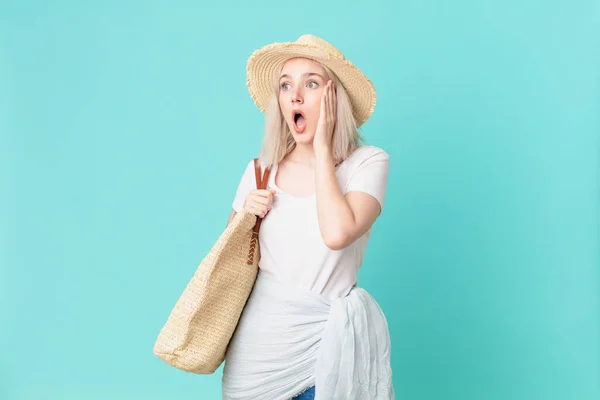 Rubia Bonita Mujer Sintiéndose Feliz Emocionada Sorprendida Concepto Verano —  Fotos de Stock