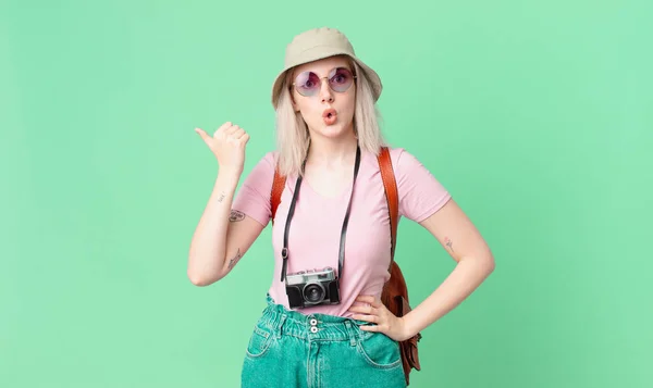 Loira Bonita Mulher Olhando Espantado Descrença Conceito Verão — Fotografia de Stock