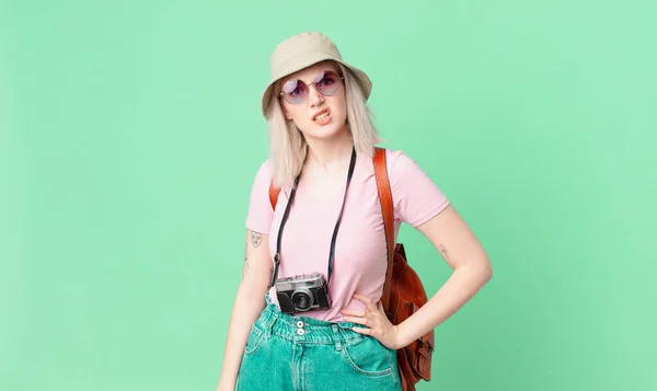 Blond Vacker Kvinna Känner Sig Förbryllad Och Förvirrad Sommarkoncept — Stockfoto