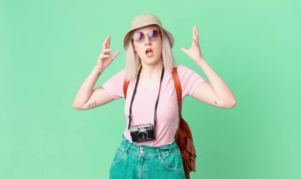 Uma Mulher Loira Bonita Gritar Com Mãos Conceito Verão — Fotografia de Stock