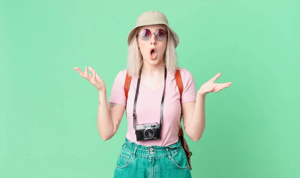 Blond Vacker Kvinna Känner Sig Extremt Chockad Och Förvånad Sommarkoncept — Stockfoto