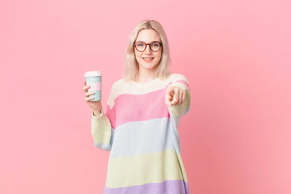 Blonde Hübsche Frau Die Auf Die Kamera Zeigt Und Dich — Stockfoto