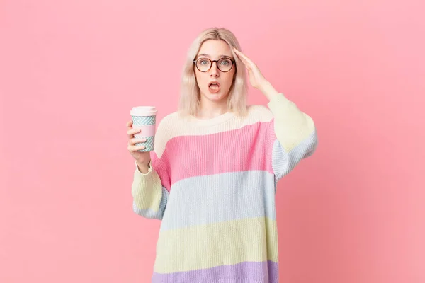 Blonde Hübsche Frau Die Glücklich Erstaunt Und Überrascht Wirkt Kaffee — Stockfoto