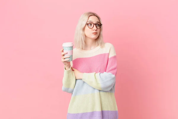 Blond Pretty Woman Shrugging Feeling Confused Uncertain Coffee Concept —  Fotos de Stock