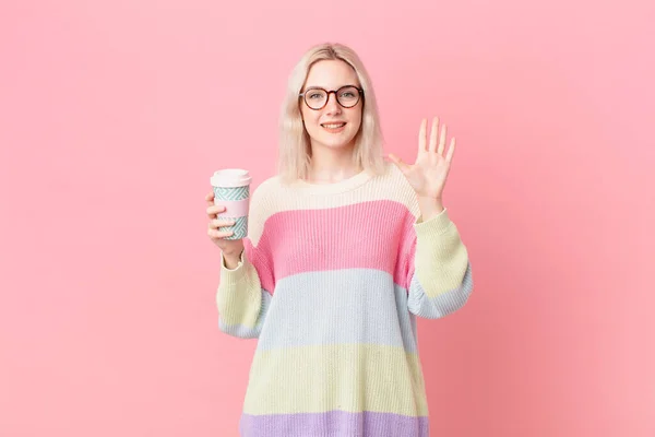 Blonde Hübsche Frau Die Freundlich Lächelt Und Nummer Fünf Zeigt — Stockfoto