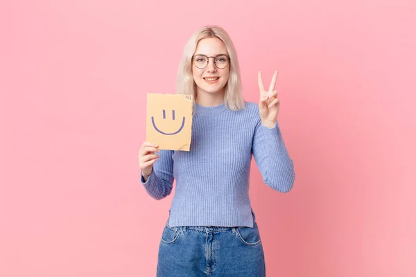 Blond Woman Holding Smiling Face Sign — Zdjęcie stockowe