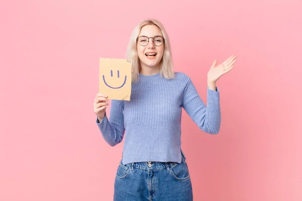 Blond Woman Holding Smiling Face Sign — Stockfoto