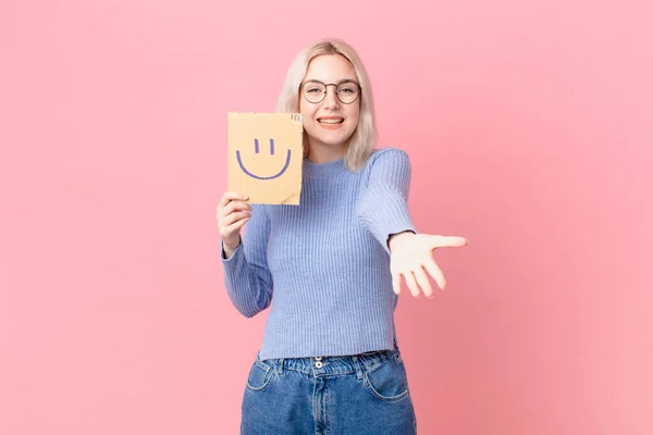 Blond Woman Holding Smiling Face Sign — Fotografia de Stock