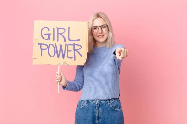 Blonde Frau Mit Einem Girl Power Banner — Stockfoto