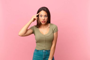 Genç İspanyol kadın şaşırmış görünüyor, yeni bir düşünce, fikir ya da konsept keşfediyor.