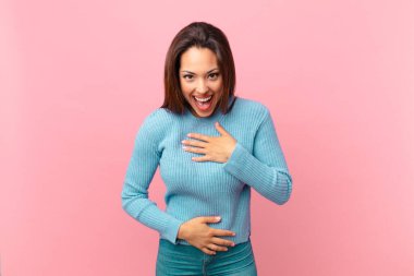 Genç İspanyol kadın komik bir şakaya yüksek sesle gülüyor.