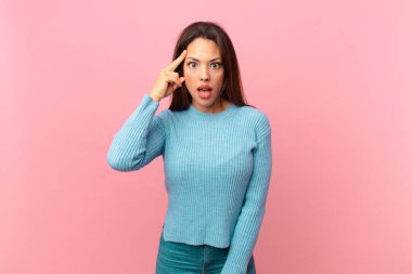 Genç İspanyol kadın şaşırmış görünüyor, yeni bir düşünce, fikir ya da konsept keşfediyor.