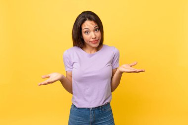 Genç İspanyol kadın şaşkın, şaşkın ve şüpheci hissediyor.