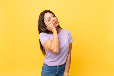 Genç İspanyol kadın bıkkın, bıkkın ve uykulu hissediyor.