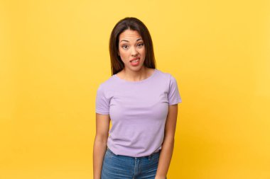 Genç İspanyol kadın şaşkın ve şaşkın hissediyor