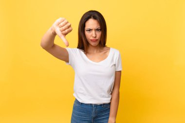 Genç İspanyol kadın kendini kötü hissediyor, baş parmağını kaldırıyor.
