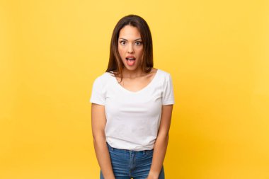 Genç İspanyol kadın çok şaşırmış ya da şok olmuş görünüyor.