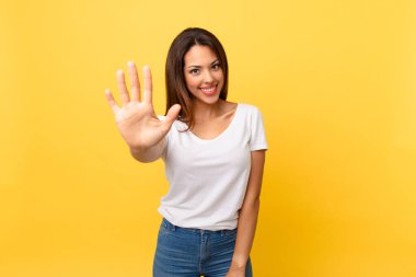 Genç İspanyol kadın gülümsüyor ve arkadaş canlısı görünüyor.