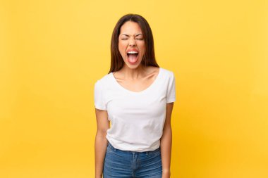 Genç İspanyol kadın agresif bir şekilde bağırıyor, çok kızgın görünüyor.