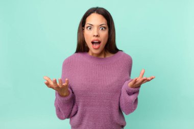 Genç İspanyol kadın inanılmaz bir sürprizle şaşkına dönmüş ve hayrete düşmüştü.