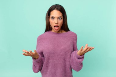 Genç İspanyol kadın çok şaşırdı ve şok oldu.