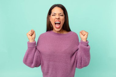 Genç İspanyol kadın öfkeli bir ifadeyle agresif bir şekilde bağırıyor.