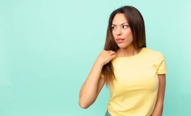 Genç İspanyol kadın stresli, endişeli, yorgun ve hayal kırıklığına uğramış hissediyor