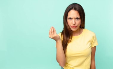 Genç İspanyol kadın kapiş ya da para hareketi yapıyor, sana ödemeni söylüyor.